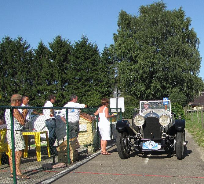 Prijsuitreiking voor de mooiste, oudste, speciaalste en de auto die van het verst kwam,  verschillende leden van MG Club Limburg vielen in de prijzen, kijk maar (22).JPG